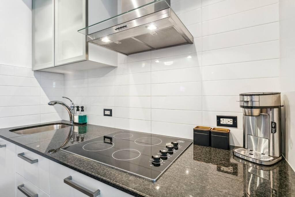 Luxury Condo - Steps To Everything - Balcony View Торонто Екстер'єр фото
