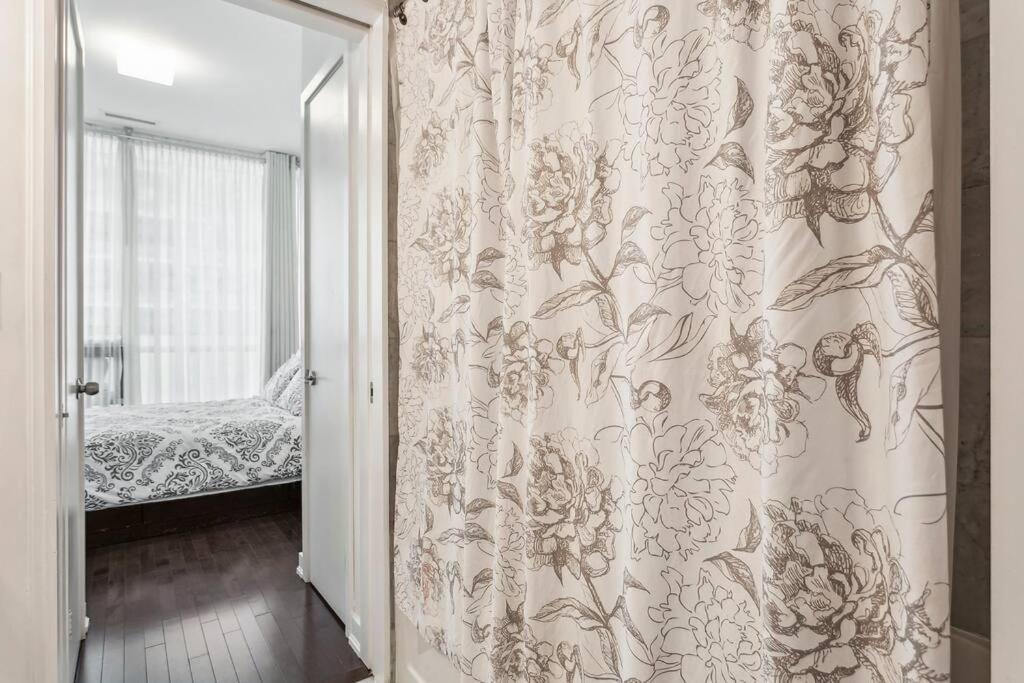 Luxury Condo - Steps To Everything - Balcony View Торонто Екстер'єр фото